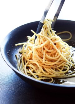 Pasta con aglio, oglio é peperoncino, or 'Pasta with Garlic, Oil and Pepper' is an Italian classic comfort food. This Italian classic takes only 15 minutes!